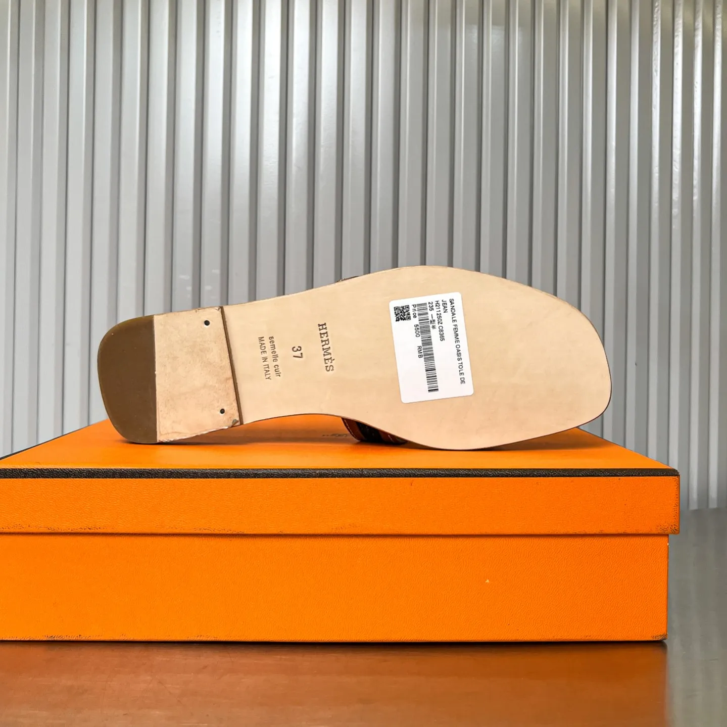 👟👟Ex-factory price 480👟👟 New style in early spring, splicing technology, new revision (Hermès), upgraded packaging, upgraded version and workmanship materials. Hermes®🔴The highest version of handmade shoes on the market ✨✨ Top product Hermès slippers🐎 —————————— The new model in early spring is the same as the original version, handmade by masters! ❥High-end customization, exclusive products, the highest version in the industry⚠❥Using: Hermers upper: Italian imported cowhide + original custom-grade Australian sheepskin feet + genuine leather outsole (pursuing top walking comfort) ✨~~〰〰〰〰❥ Packaging: ✔🚦Pay attention to the packaging➰Top-level exclusive box 〰The original top quality is on sale━━━━Hermes━━━━━ size: 35-40 (34.41.42 custom-made, non-refundable)